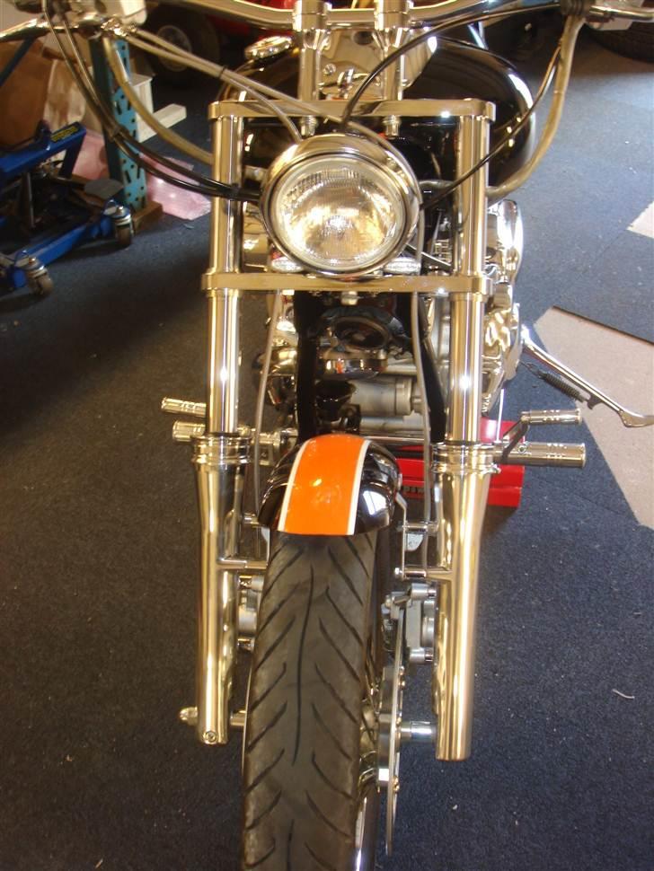 Yamaha XVS 1100 Drag Star - Nye raiser og bremseslanger som er bygget igennem den nederste gaffelbro billede 8