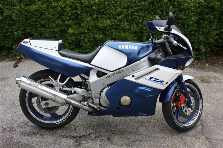 Yamaha FZR 600 - Lidt opdateringer er der sket med min gode Yamaha FZR. Den er blevet malet om, har fået poleret fælge kant, nye mindre blinklys, nyt tændings system. og her er så resultatet. billede 4