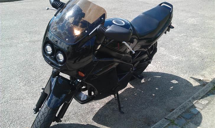 Suzuki GS 500 E - Bemærk de smarte og anderledes forlygter billede 1