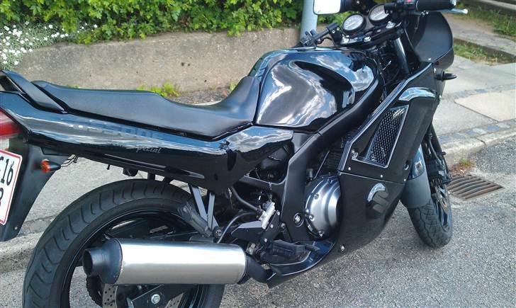 Suzuki GS 500 E - Ganske standard udstødning, skal måske med tiden udskiftes til en IXIL billede 5