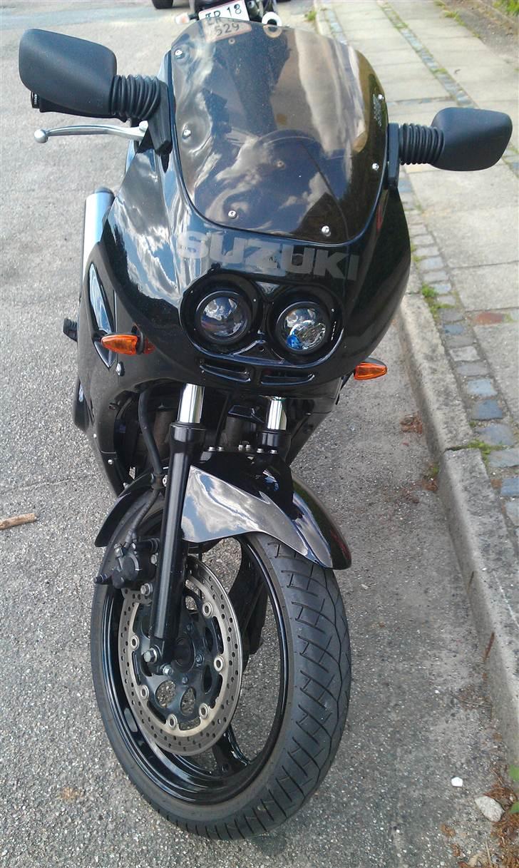 Suzuki GS 500 E - Her kan du både se spejlene, forlygterne og de små blinkere billede 8
