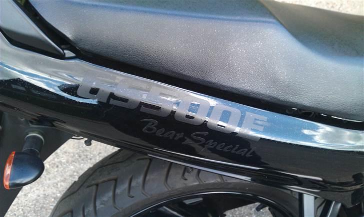Suzuki GS 500 E - Bear special. Ved ikke hvorfor det står der, men den forrige ejer havde vel en mening med det. Det bliver i hvert fald på :-)
 billede 9
