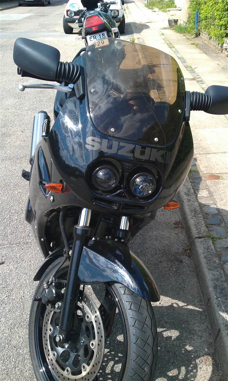 Suzuki GS 500 E - Kåbeglasset er også lidt lavere end det der sad på min tidligere GS500 - det giver lidt mere vind på kroppen. billede 2