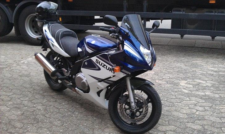 Suzuki GS 500F - Dette er min første motorcykel ever. Synes selv det er det perfekte valg :o) billede 1