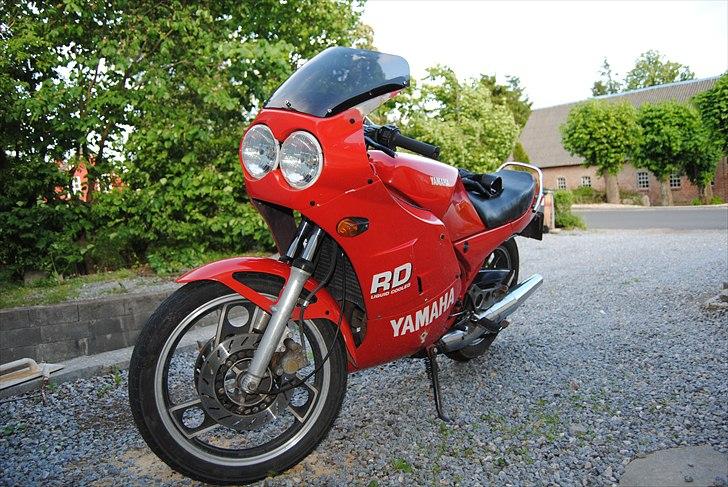 Yamaha RD 350 YPVS - Da jeg købte den, mange ridser\skader efter at have været nede og ligge billede 1