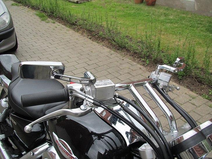 Suzuki VZ 1600 Marauder "SOLGT" :-D - Monteret sidder de nye spejle meget lavt på styret (ca.12cm lavere end orig.), de er ganske vist små, men løser opgaven ganske tilfredsstillende. billede 4