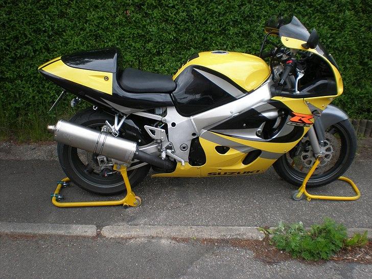 Suzuki gsxr 600 - når den står i garagen er den altid klodset op på bukke  billede 1