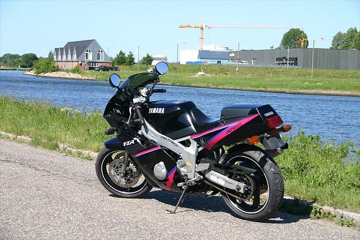 Yamaha FZR 600 Genesis - De legendariske lyserøde striber har jeg skulle høre en masse for. billede 22