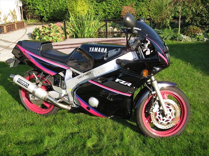 Yamaha FZR 600 Genesis - De lyserøde fælge var virkelig med til at gøre motorcyklen meget maskulin. 
Farven har jeg skulle høre meget for siden da :b billede 24