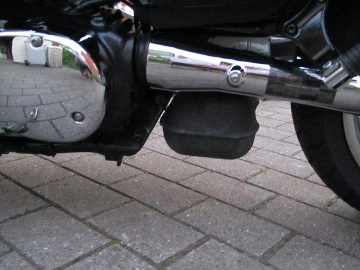 Suzuki VZ 1600 Marauder "SOLGT" :-D - Ensretteren sad her foran samle-potten til den originale udstødning. I efteråret får jeg fremstillet en "værktøjskasse" som skal afløse potten her, den var planlagt i rustfri stål, men jeg laver den i kulfiber istedet. billede 10