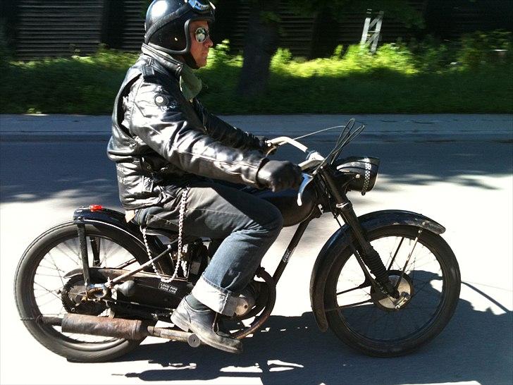 DKW RT125/2 - "Lil' fart" - Ude i det gode vejr
(Foto af 714) billede 6