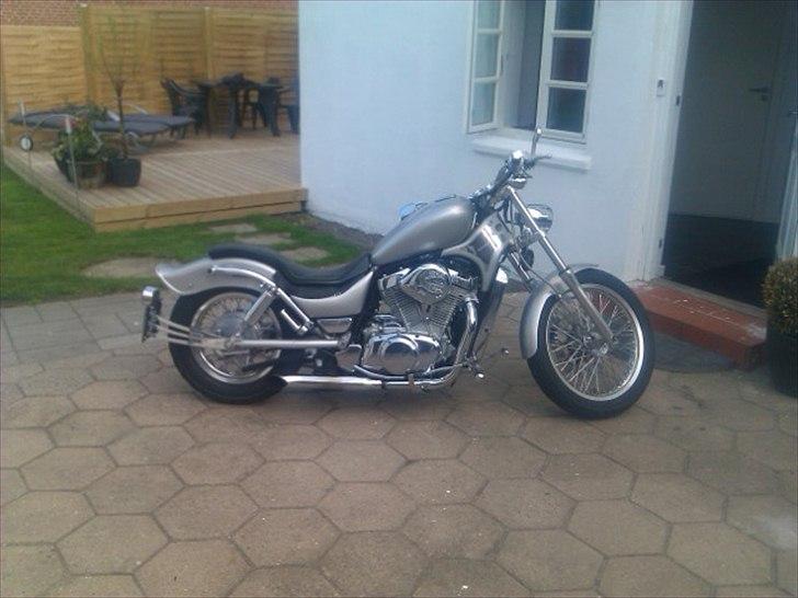 Suzuki INTRUDER - Ny forlygte, nummerpladeholder og bagsvinge malet! billede 11