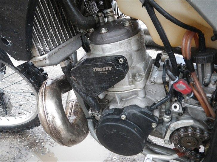 Gas Gas EC 300 - Trusty skjold der forsinker og udjævner åbningen af udstødningsventilen. Det gør den langt mere kørbar og fjerner (nedsætter) det arrige i så kraftig en 2takter som denne. billede 8