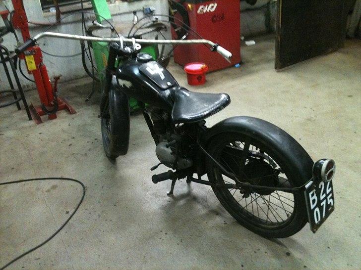 DKW RT125/2 - "Lil' fart" - Blev træt af rocker-røv, så den fik en hel bagskærm på igen! billede 2