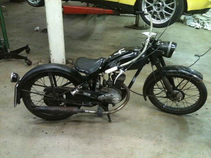 DKW RT125/2 - "Lil' fart" - Der er sikkert nogle, der vil mene, at den så bedre ud med den korte skærm på. Men jeg synes det klæder "Lil' fart" meget godt, og når det er en helårscykel, er man altså glad for det i regnvejr! billede 3