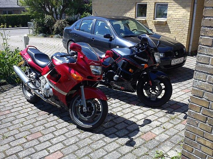 Kawasaki GPX 750R Ninja - Her sammen med lillesøster ZZ-R600 - en 12 år yngre rap lille sag, desværre endnu uden afgift.  billede 2