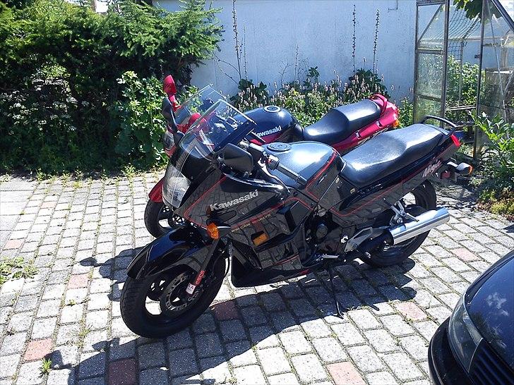 Kawasaki GPX 750R Ninja - Her sammen med lillesøster ZZ-R600 - en 12 år yngre rap lille sag, desværre endnu uden afgift.  billede 1