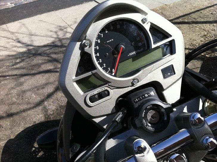 Honda CB600 Hornet - Nemt og overskueligt speedo, dog kan jeg ikke lide designet. billede 6