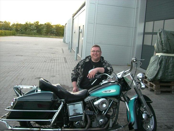 Harley Davidson FLH 1200 Electra Glide (Garm) - Her er jeg lige landet, efter at have kørt den de 130 km hjem fra Vejle. Super godt vejr hele vejen, og en svensk trunte der flashede patter på vej hjem :0) En helt perfekt første tur på svinet.  billede 2