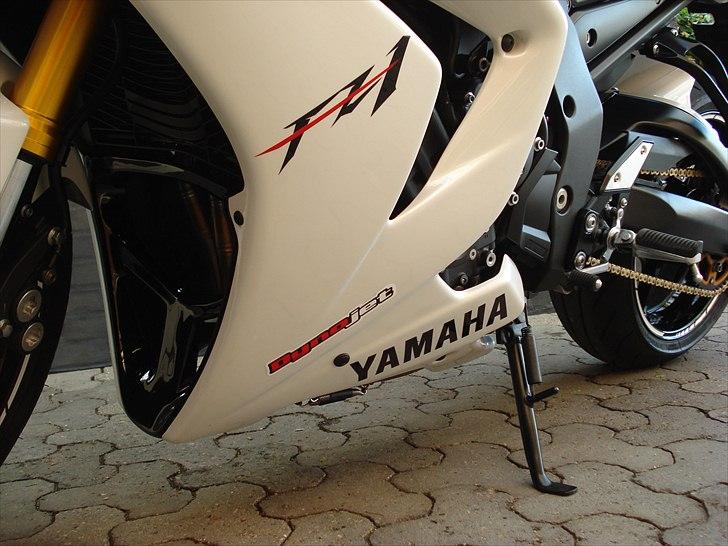 Yamaha  FZ1-S WHITE PEARL - FZ1 & Yamaha logo m. klarlak øverst billede 8