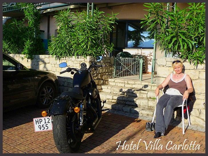 Harley Davidson 883 Iron - Fantastisk hotel med en smuk, smuk udsigt over Gardasøen. Den 2. sidste dag før turen gik nordpå til Bolzano. billede 17