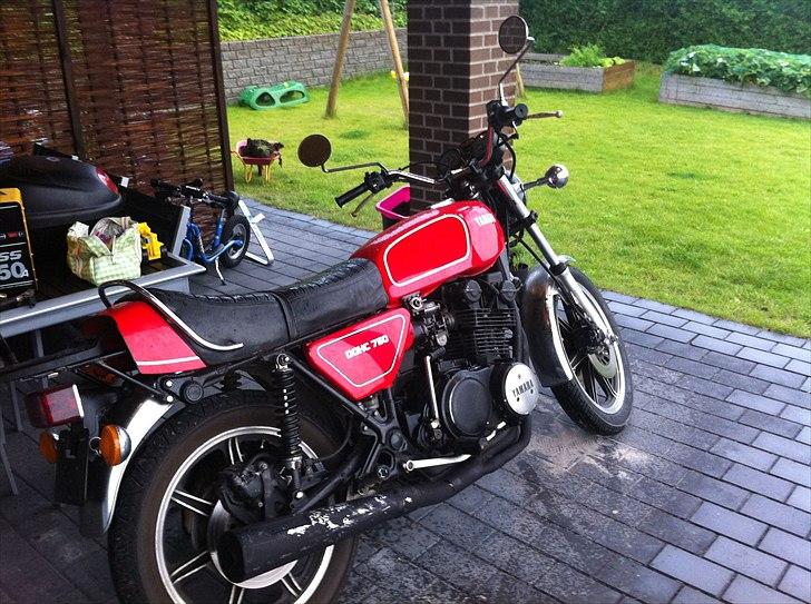 Yamaha XS 750 - SOLGT - Et "vue" over herligheden. Det er en stor kværn! billede 1