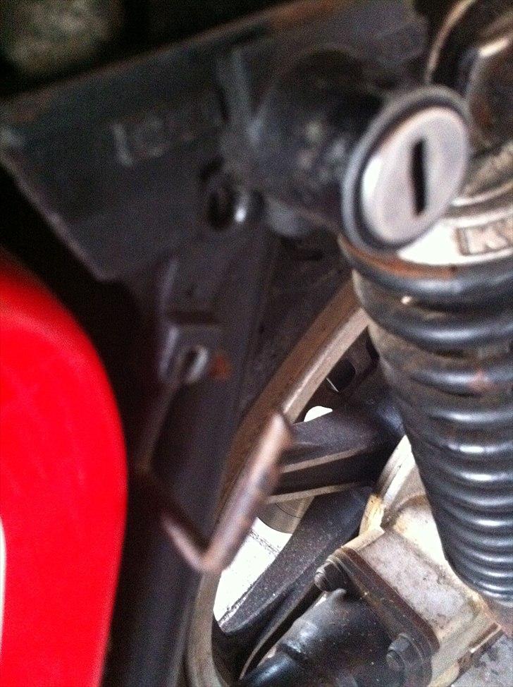 Yamaha XS 750 - SOLGT - Smart detalje: Låsen til rummet under sædet kan udløse en lille krog til at hænge hjelmen på. Det blev sgu' tænkt over tingene allerede i 1979! billede 10