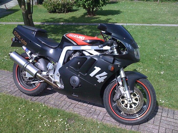 Suzuki GSX-R 400 R - Så er der ny tank på, den skal bare males. billede 2