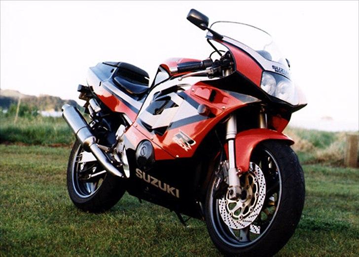 Suzuki GSX-R 400 R - Her ses den i de originale farver, men det er den desvære ikke mere, øv øv.  billede 4