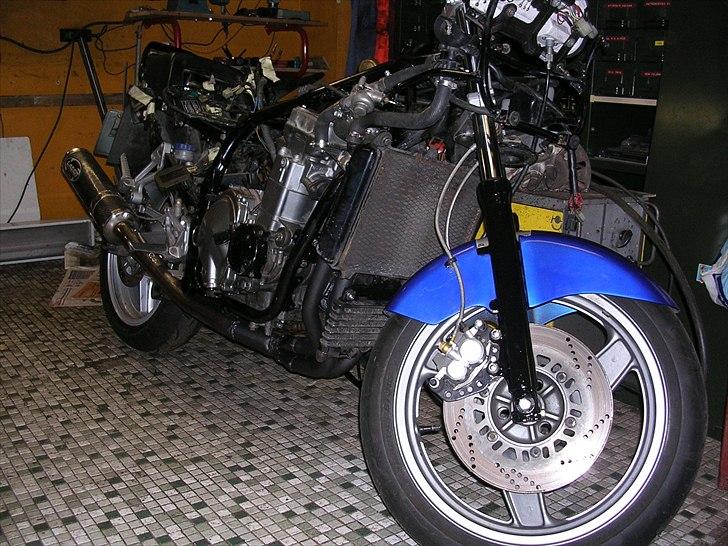 Kawasaki GPX 600R - Billede af den nye motor, køler og udstødning monteret billede 12