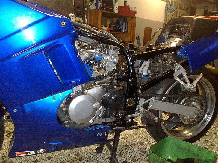 Kawasaki GPX 600R - Billede af karburator monteret på de nye Alfa Romeo v6 indsugningsrør.  billede 14