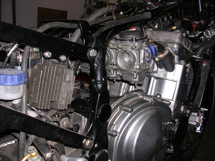 Kawasaki GPX 600R - Billede af karburator monteret på de nye Alfa Romeo v6 indsugningsrør.  billede 13