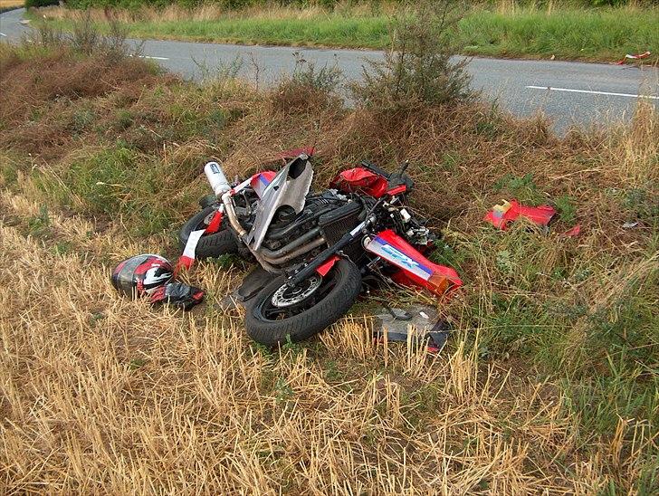 Kawasaki GPX 600R - Billede fra da jeg kørte galt på den i 2003, den blev blå i forbindelse med renoveringen. billede 17