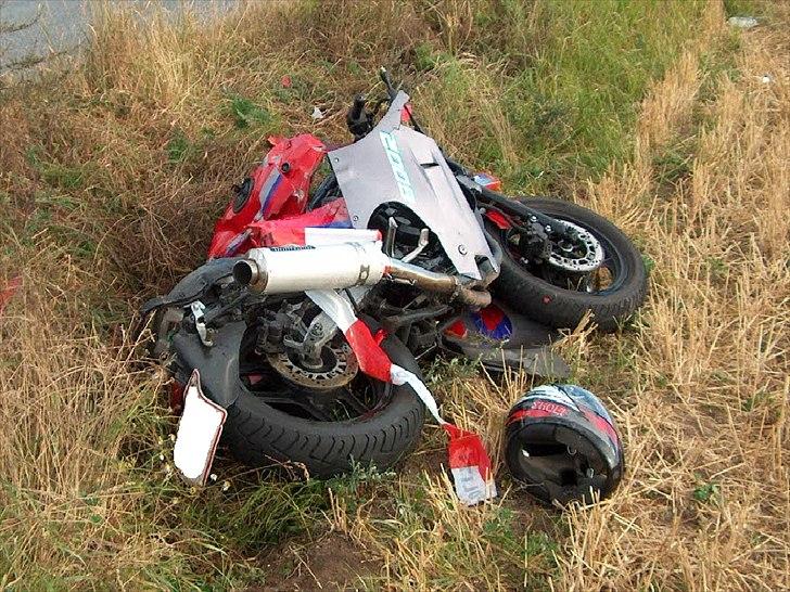 Kawasaki GPX 600R - Billede fra da jeg kørte galt på den i 2003, den blev blå i forbindelse med renoveringen. billede 18