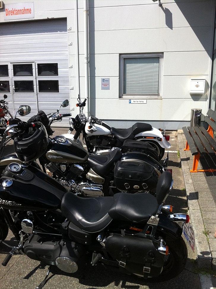 Yamaha XVS 1100 Dragstar Classic "Solgt" - På besøg hos harley shoppen i Hamburg. En flabet parkering, hvis man læser hvad der står på skiltet ;-) billede 12