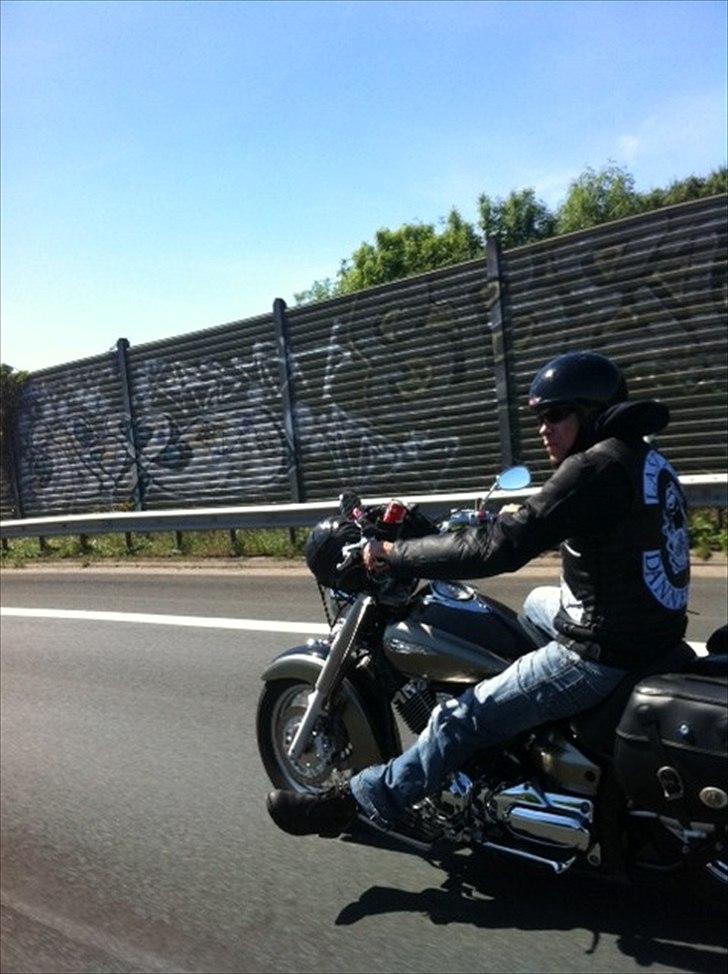 Yamaha XVS 1100 Dragstar Classic "Solgt" - Billedet er taget på den tyske autobahn. På vej til Harzen på mc-ferie billede 14