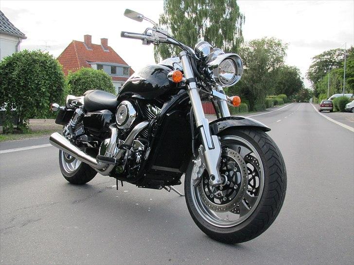 Suzuki VZ 1600 Marauder "SOLGT" :-D - 2x320 mm skiver foran og 1 stk 298 mm bagpå sørger for bid og bringer snildt skidtet til standsning. billede 12