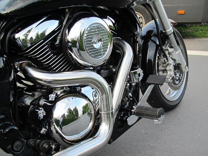 Suzuki VZ 1600 Marauder "SOLGT" :-D - Muret til i 1552 kubik, og 125 Nm v. 2800 af de lange sikrer afslappet cruising! hertil kommer udsigten til de lige lange forrør, hvilket er nødvendigt for at have det helt rigtige gas-flow. Bag det bagerste rør kan man skimte olie-dækslet der fulgte med  billede 13