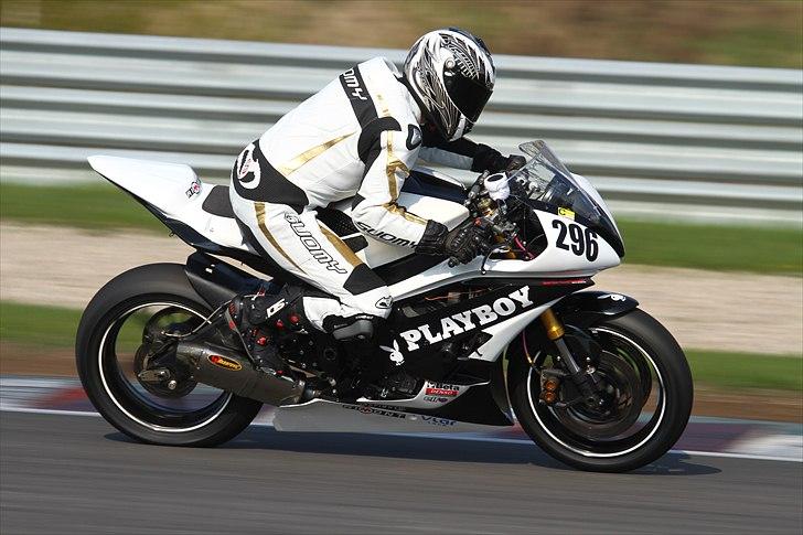 Yamaha R6 billede 2