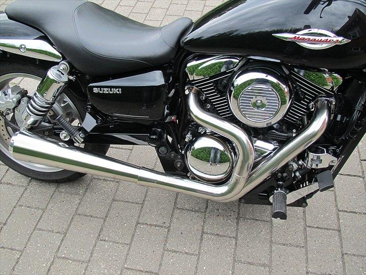 Suzuki VZ 1600 Marauder "SOLGT" :-D - 24/6 kom min Muzzy´s 2i1 udstødning hjem, det tog en lille time at pille det originale system af og montere det nye, jeg kan kun sige: Fy for en skefuld, så skal jeg da ellers lige love for at man i et snuptag gik fra stillevej til RABALDERSTRÆDE!! billede 5