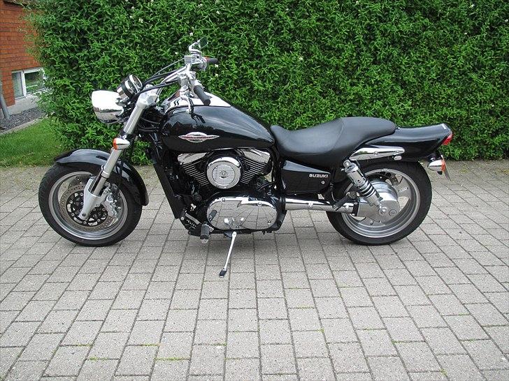Suzuki VZ 1600 Marauder "SOLGT" :-D - Ensretter væk, pist væk.   En spif lille poléret "værktøjs-kasse" i rusfrit stål, som skal fylde tom-rummet, er så småt sat i produktion. billede 9