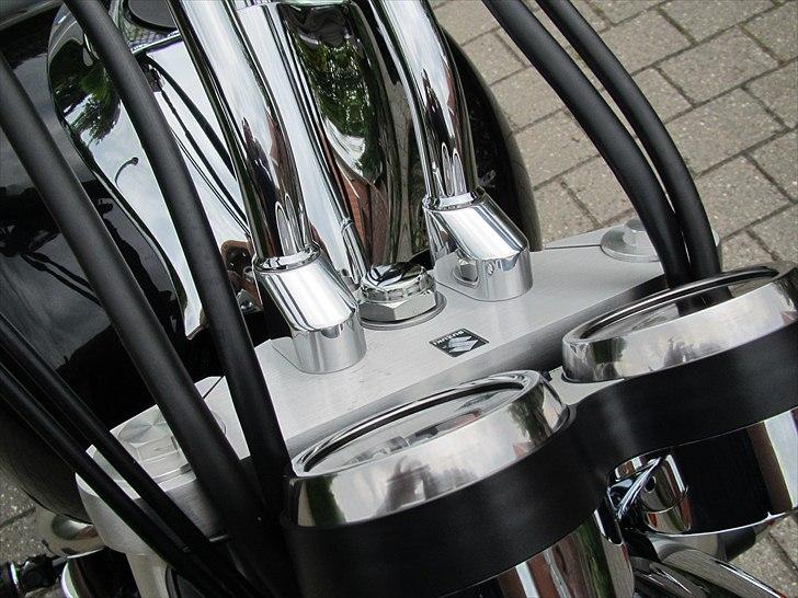Suzuki VZ 1600 Marauder "SOLGT" :-D - Mine risers, de ser ikke ud af meget, men de skulle lyn-hurtigt vise sig at være det bedste køb jeg har gjort til denne mc indtil nu, kørestillingen var god før, men NU er den helt eminent!  Klart anbefalelses-værdige! billede 16