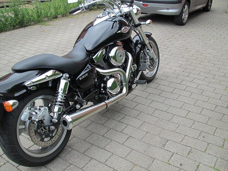 Suzuki VZ 1600 Marauder "SOLGT" :-D - Højest sandsyneligt DK´s eneste Muzzy´s 2in1 på enten Mean Streak ell. Marauder 1600.   Havde ellers kigget på et system fra V&H men det var sgu alligevel for main-stream. Her ser man også hvordan det er pyntet efter remmen på sædet er væk. billede 6