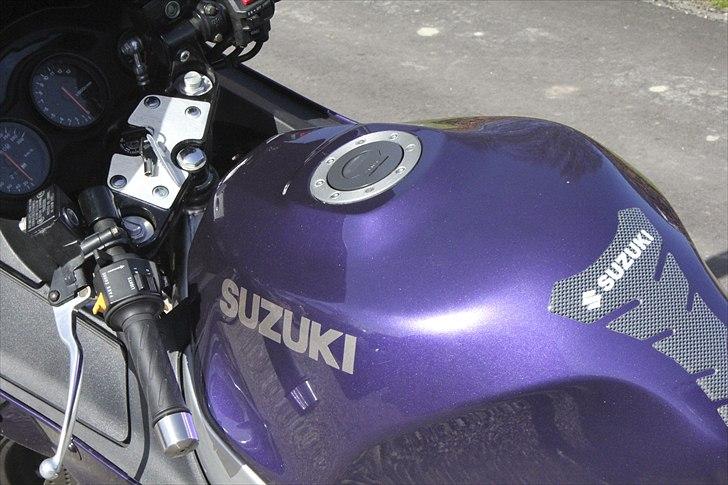 Suzuki RF900RS billede 8