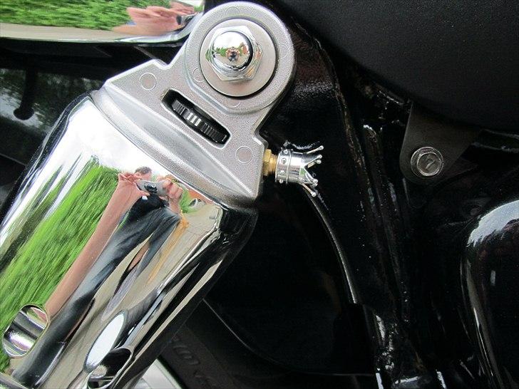 Suzuki VZ 1600 Marauder "SOLGT" :-D - Kongen sagde til knægten: "Har eder set den royale hoved-beklædning?" Hvortil knægten svarer: "På ventilen, din NAR!!". billede 18