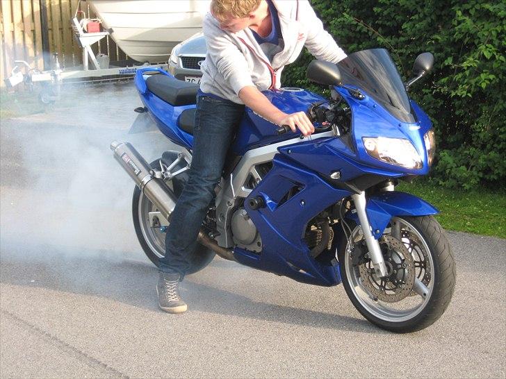 Suzuki SV 650 S "Valentina" Solgt - Hvad gør man med det gamle dæk når nyt gummi er indkøbt? Hmm .. billede 19