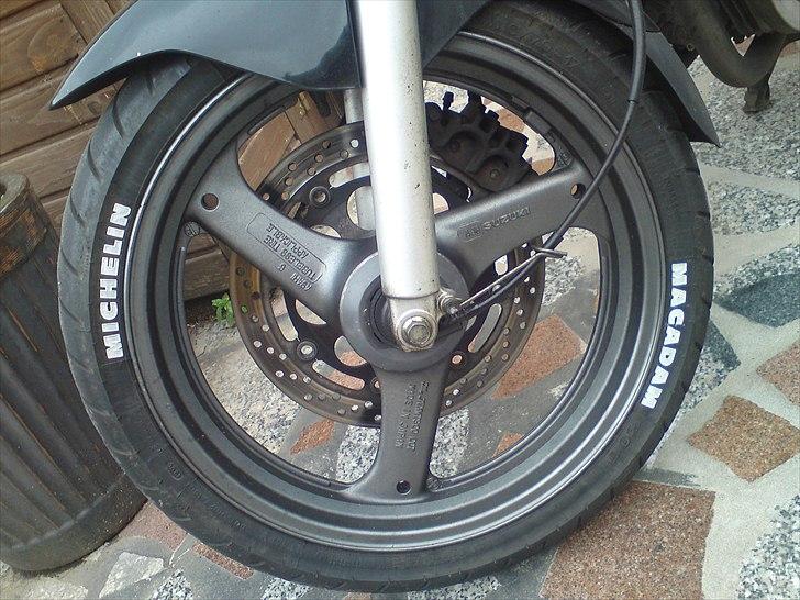 Suzuki GS500 E - Nu når det nye bagdæk fik tegnet bogstaver op kunne det gamle fordæk også lige få en tur billede 11