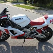 Yamaha R 1