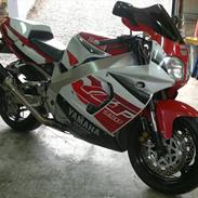 Yamaha YZF 750 R