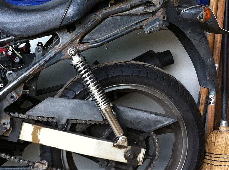 Kawasaki ER-5 - Nye støddæmpere,de gamle var 270mm disse er 340mm,hævet 70mm mand sidder 10 gange bedre. billede 11